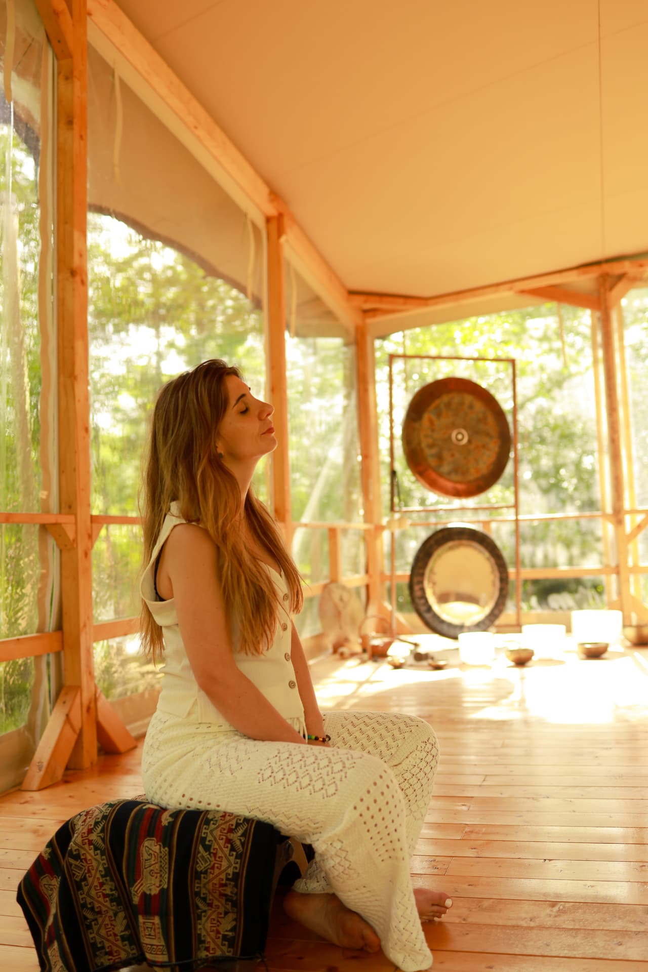 Flávia em retiro, num espaço de luz natural e tranquilidade